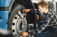 parallélisme avec un expert en réparation des pneus - Euro Pneumatique